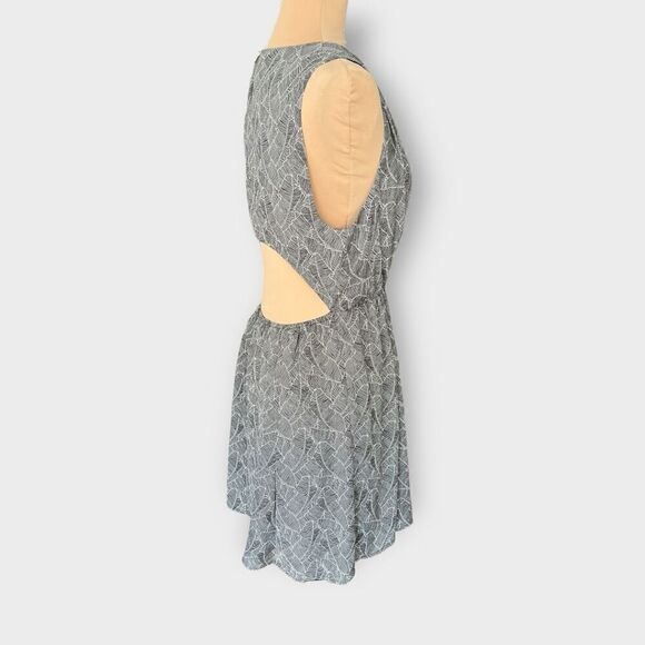 Express Size 10 Sleeveless Smocked Waist Mini Dress Black Leaf Print Cutout Back - Picture 3 of 10